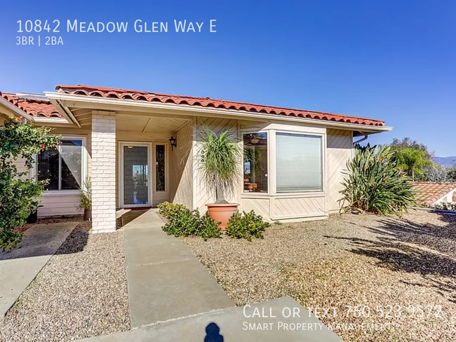 10842 Meadow Glen Way E in Escondido, CA - Foto de edificio - Building Photo