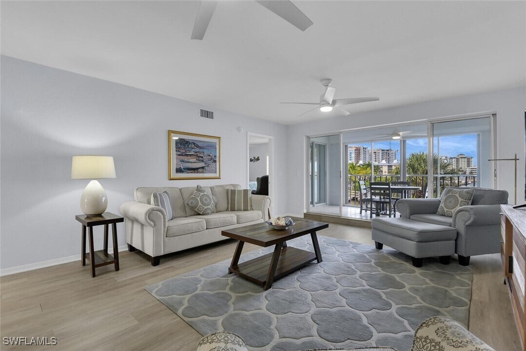 9101 Vanderbilt Dr in Naples, FL - Building Photo