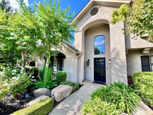 1090 E Cole Ave in Fresno, CA - Building Photo - Building Photo