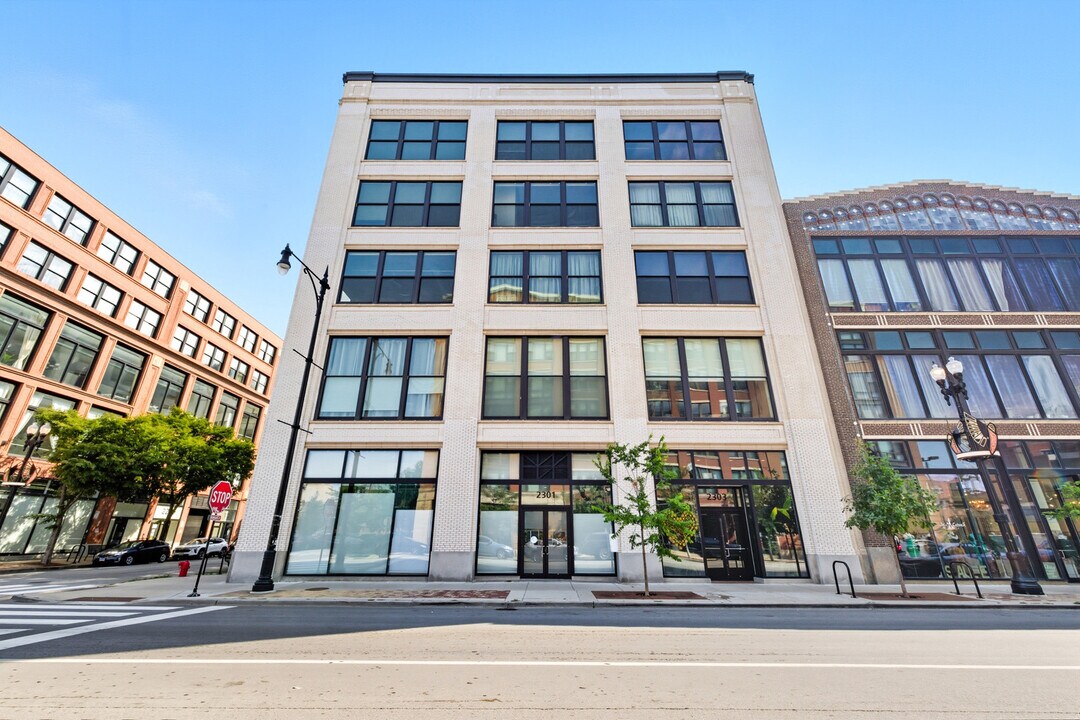 2303 S Michigan Ave in Chicago, IL - Building Photo