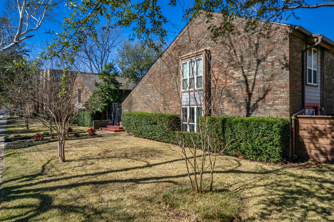 Stones Throw Condos in Dallas, TX - Building Photo