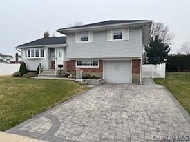 25 Alma Ln in Plainview, NY - Building Photo