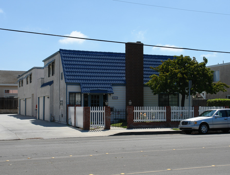 16642 Algonquin St in Huntington Beach, CA - Building Photo