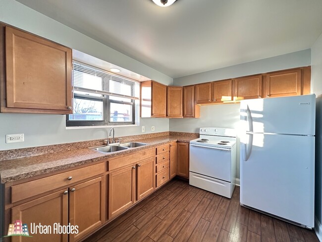 9016 Lamon Ave, Unit A06C in Skokie, IL - Foto de edificio - Building Photo