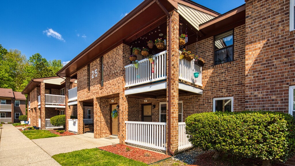 Poquoson Place Apartments in Poquoson, VA | ApartmentHomeLiving.com