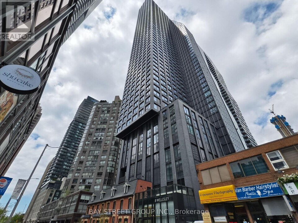 8-3918 Wellesley St W in Toronto, ON - Building Photo