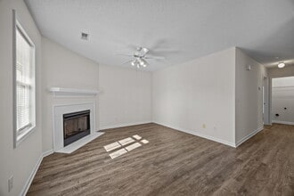 Spring Lake Apartments in Greenville, NC - Foto de edificio - Building Photo