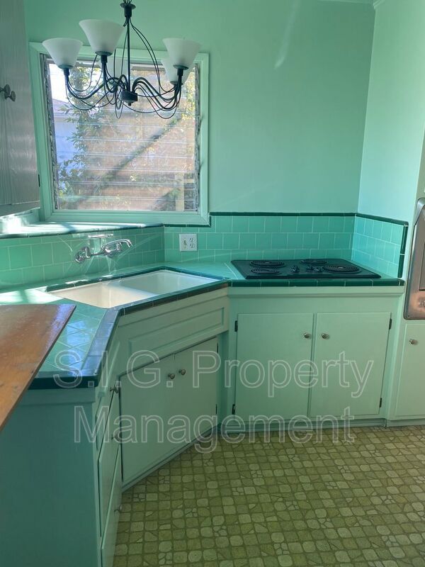 811 Reeves Pl in Glendale, CA - Building Photo - Building Photo