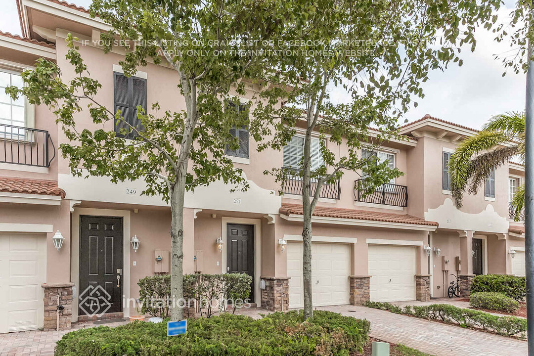 251 Las Brisas Cir in Weston, FL - Building Photo