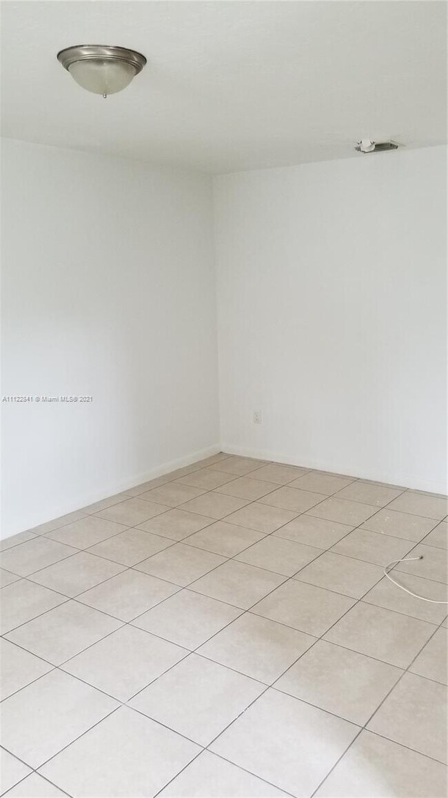 750 NW 56th St-Unit -18 in Miami, FL - Building Photo - Building Photo