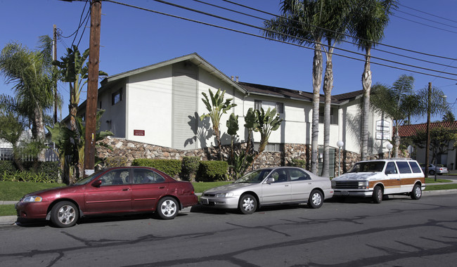 Franklin Street Apartments in Buena Park, CA - Foto de edificio - Building Photo