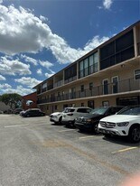 2301 W 60th St in Hialeah, FL - Building Photo