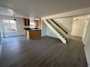 106 Gill Way in Benicia, CA - Foto de edificio - Building Photo