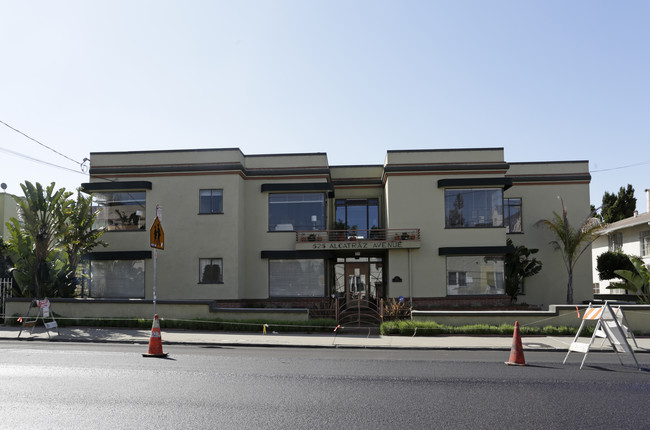 525 Alcatraz Ave in Oakland, CA - Foto de edificio - Building Photo