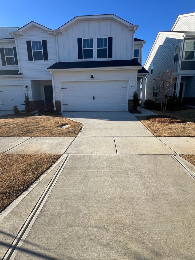 1725 Braemar Vlg Dr in Monroe, NC - Foto de edificio - Building Photo