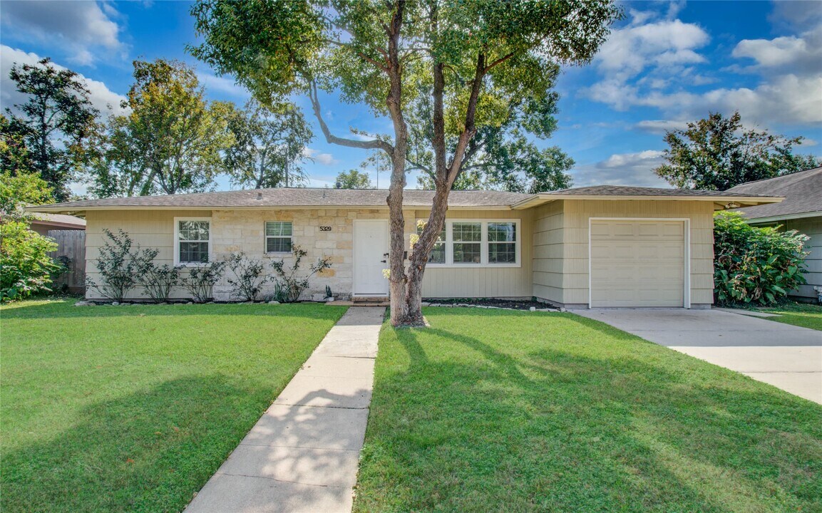 5329 Pagewood Ln in Houston, TX - Building Photo