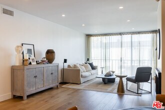 1351 N Crescent Heights Blvd in West Hollywood, CA - Building Photo - Building Photo