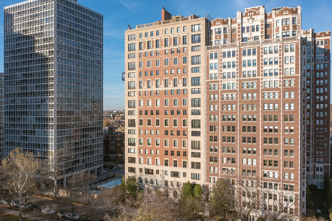 2430 N Lakeview Ave in Chicago, IL - Foto de edificio - Building Photo