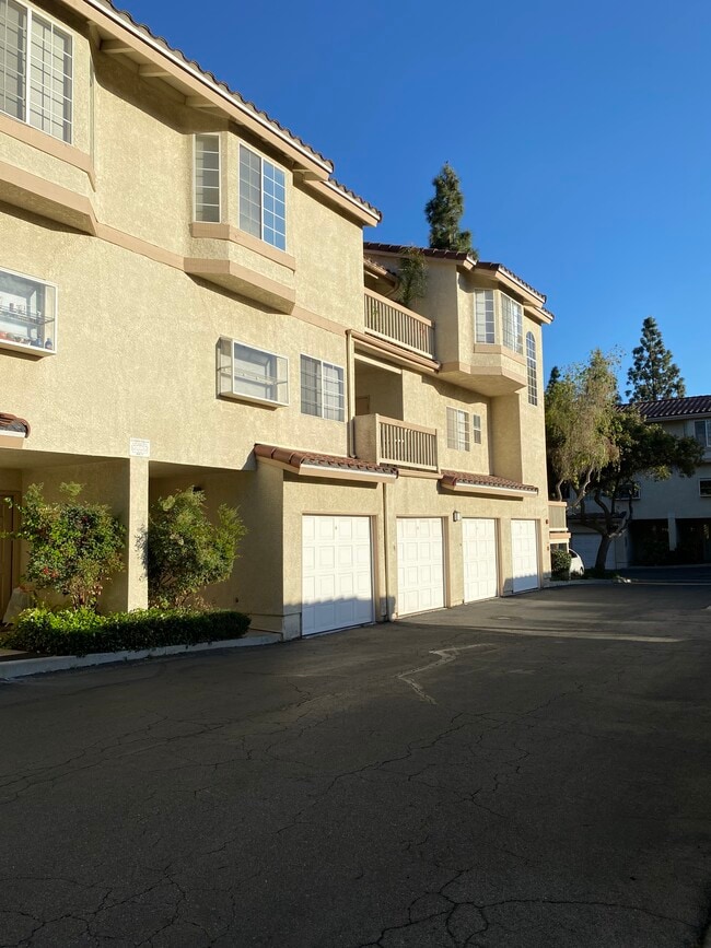 672 Indian Oak Ln Rentals in Oak Park, CA