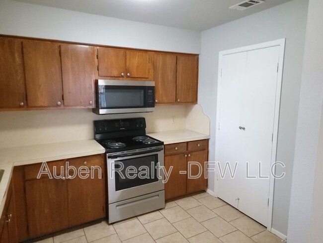 1106 Suburban Dr in Cedar Hill, TX - Building Photo - Building Photo