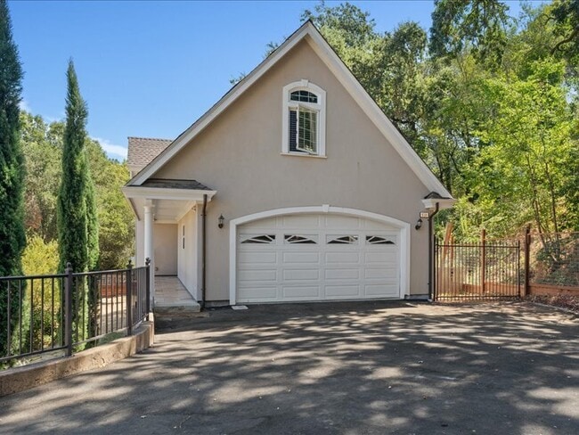 property at 910 Villa Chanticleer Rd