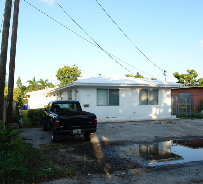 819 NE 17th Ter in Fort Lauderdale, FL - Building Photo - Building Photo