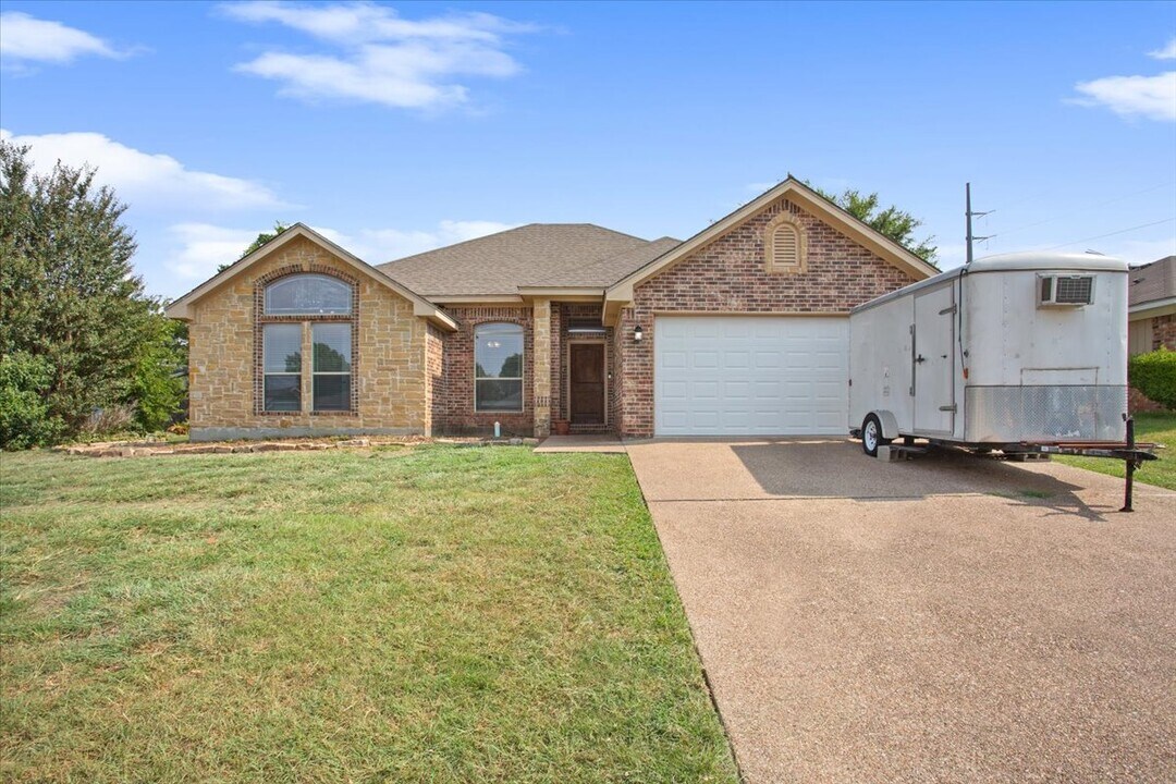 302 April Ln in Hewitt, TX - Building Photo