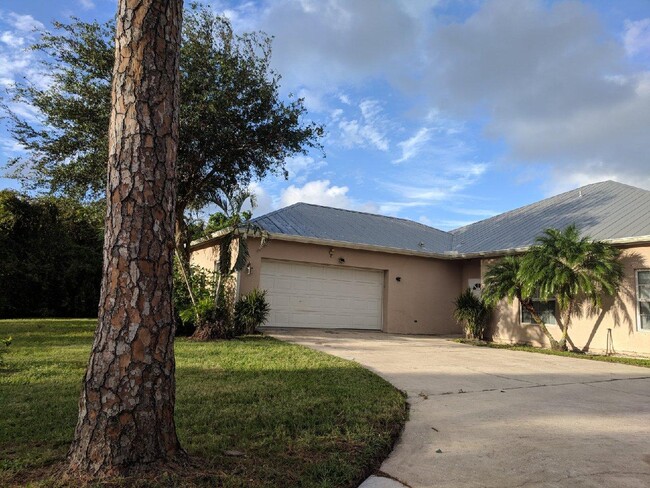 2181 SE Morningside Blvd in Port St. Lucie, FL - Foto de edificio - Building Photo