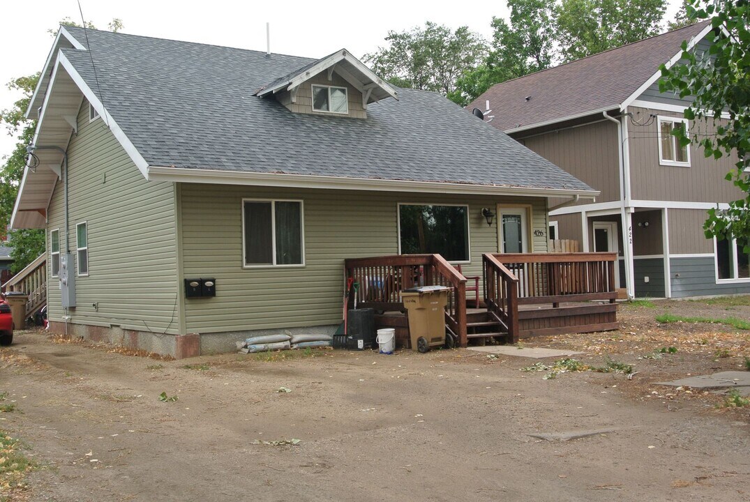 426 4th St NW in Minot, ND - Building Photo