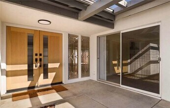 20017 Hemmingway St in Los Angeles, CA - Building Photo - Building Photo