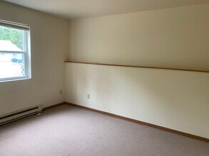 327 3rd St W in Menomonie, WI - Foto de edificio - Building Photo