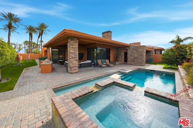 property at 50025-50021 Vía Aldea