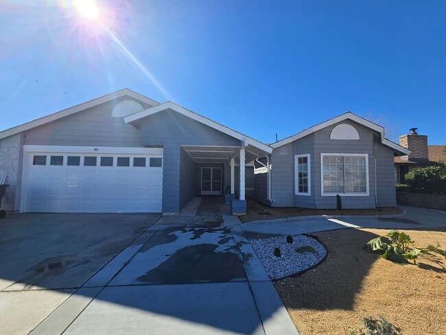 2902 E Ave R12 in Palmdale, CA - Building Photo - Building Photo