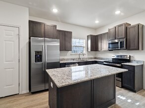 957 S Amarillo Ave, Unit 957-2 in Fayetteville, AR - Foto de edificio - Building Photo