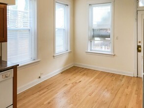 2318 N Southport Ave, Unit 2318-1R in Chicago, IL - Building Photo - Building Photo