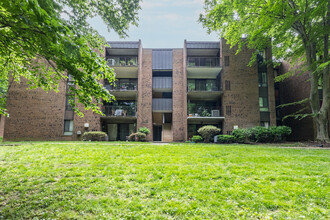 Heritage Court Condominiums in Annandale, VA - Building Photo - Building Photo