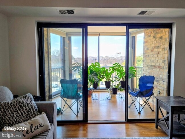 5901 Mt Eagle Dr, Unit 609 in Alexandria, VA - Foto de edificio - Building Photo