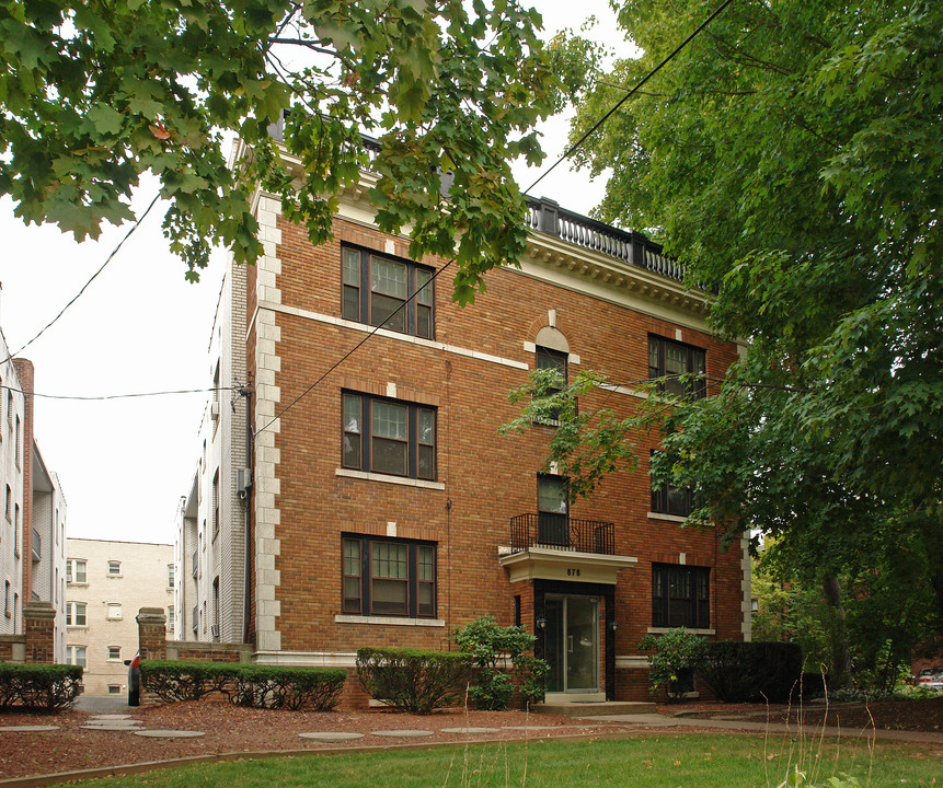 880-886 Farmington Ave in West Hartford, CT - Building Photo