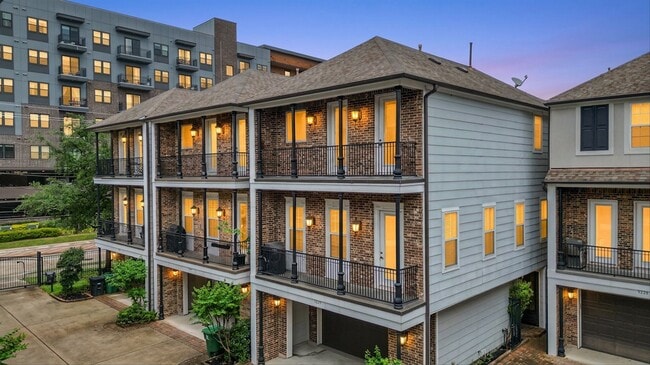 property at 922 W 20th St