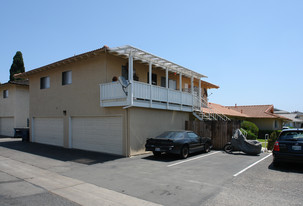 16701 Bartlett Ln in Huntington Beach, CA - Foto de edificio - Building Photo