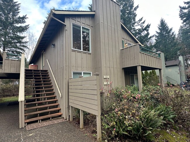 7171 SW Montauk Cir in Lake Oswego, OR - Building Photo - Building Photo