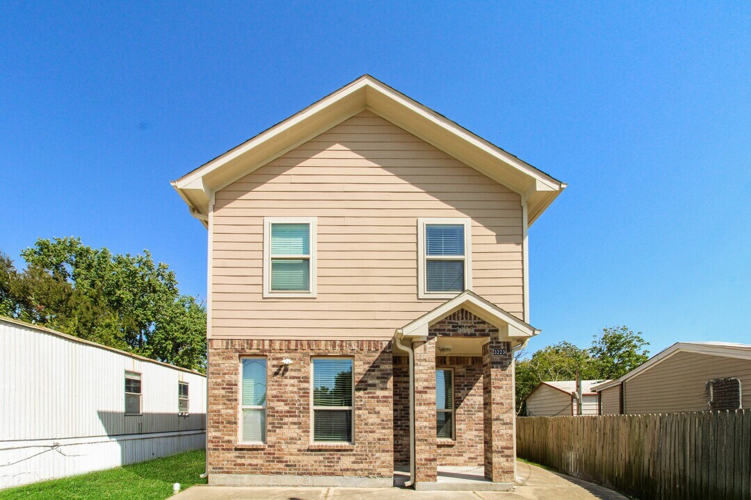 3223 Bay Oaks Harbor Dr in Baytown, TX - Foto de edificio