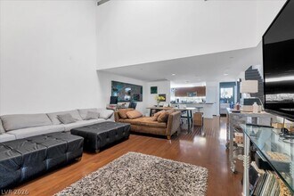 2014 Pin Oak Ave in Las Vegas, NV - Building Photo - Building Photo