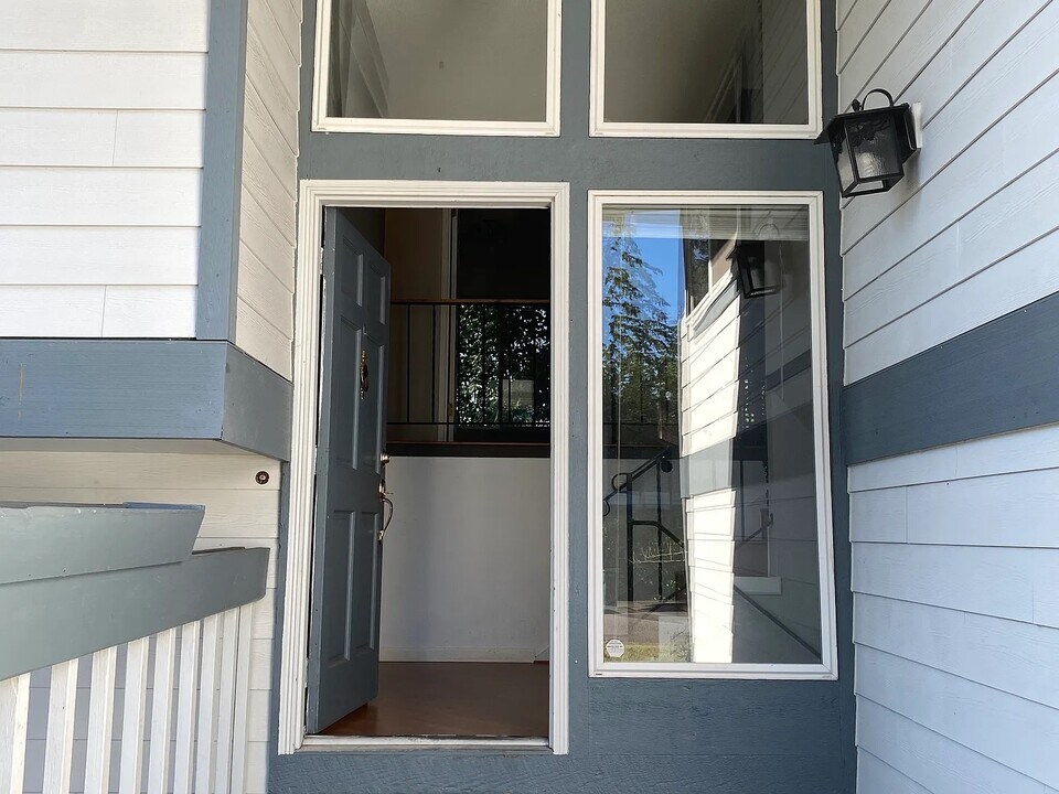 15930 NE 106th St in Redmond, WA - Building Photo