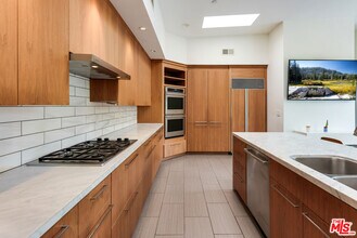 2929 Passmore Dr in Los Angeles, CA - Foto de edificio - Building Photo