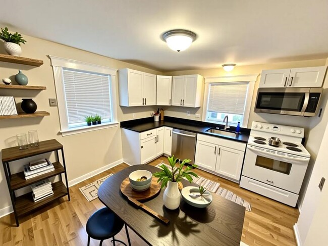 156 Main St in Melrose, MA - Foto de edificio - Building Photo