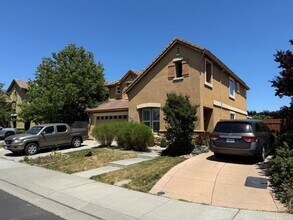 2078 Newcastle Dr in Vacaville, CA - Building Photo - Building Photo
