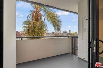 129 S Kings Rd in Los Angeles, CA - Building Photo - Building Photo
