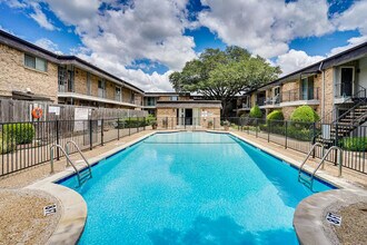 10228 Regal Oaks Dr in Dallas, TX - Building Photo - Building Photo