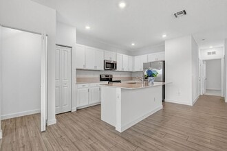 4645 Meyerson Pl in Greenacres, FL - Foto de edificio - Building Photo